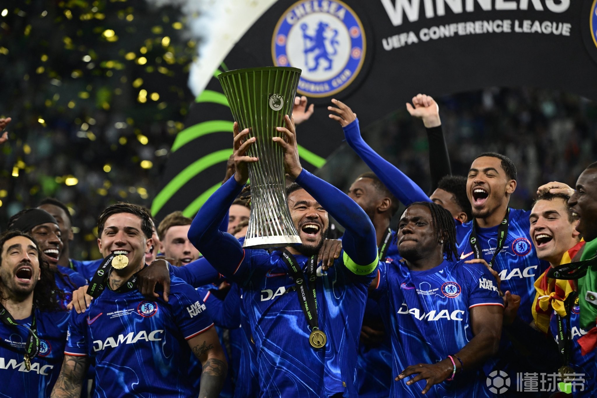 九游体育-关于赛地聚焦——欧冠集结日热度飙升,勒沃库森远射贴柱,悬念犹存,更衣室氛围转暖的信息-九游体育